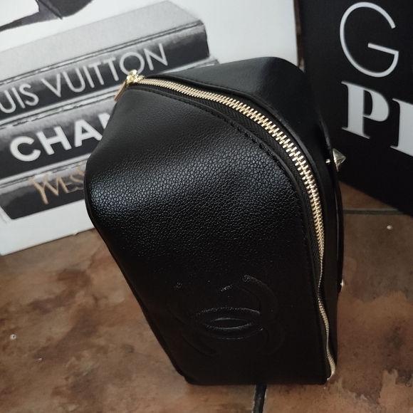 Large Black Essentials Case - Picture 9 of 16